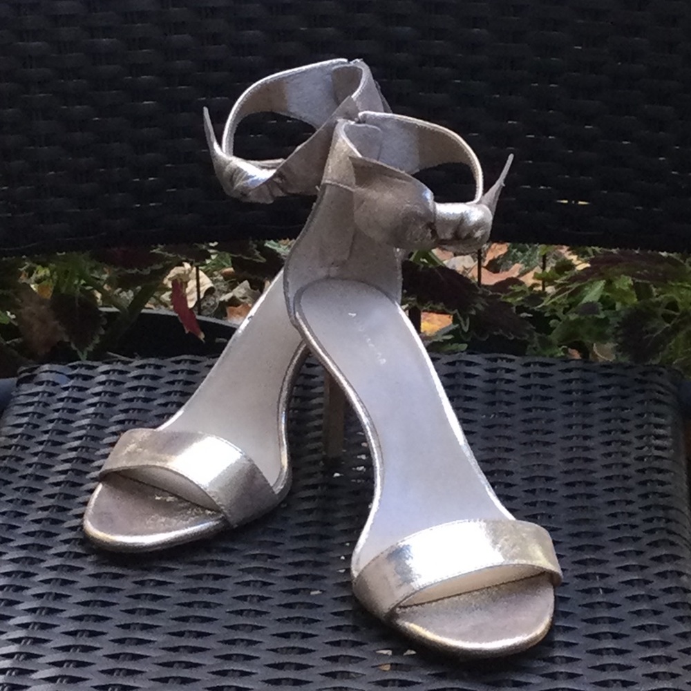 NWT Ann Taylor gorgeous gold tone strappy sandal with back zipper and front bow
